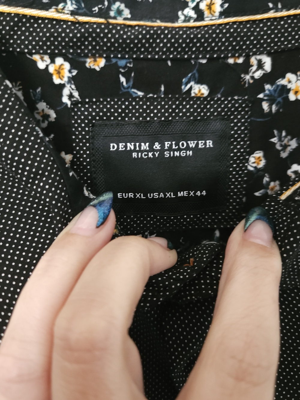 Denim & Flower Black Short-Sleeve Button-Down Shirt with Floral Trim - Picture 3 of 8